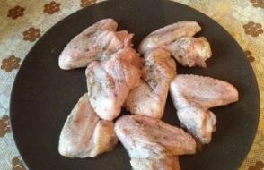 Csirkeszárnyak tésztában: receptek serpenyőben és sütőben főzéshez Csirkeszárnyak fűszeres tésztában
