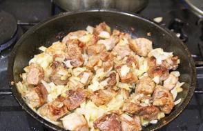 बर्तनों में आलू के साथ सूअर का मांस - एक डिश में मांस और साइड डिश!