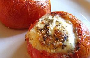 Pomodori al forno con erbe aromatiche e aglio