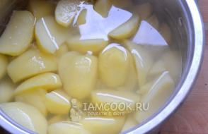 Pire krumpir s vrhnjem: recept, tajne kuhanja Dodajte vrhnje i vodu u krumpir