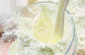 Sušené mléko: složení, výhody a škody, příprava mléka ze sušeného mléka